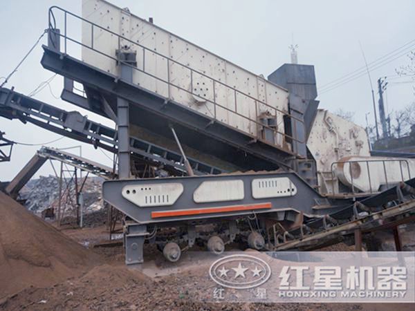 反擊式車載移動破碎站現(xiàn)場 反擊式車載移動破碎站現(xiàn)場