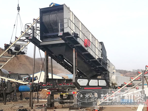 瀝青塊移動破碎機(jī)工作現(xiàn)場 瀝青塊移動破碎機(jī)工作現(xiàn)場