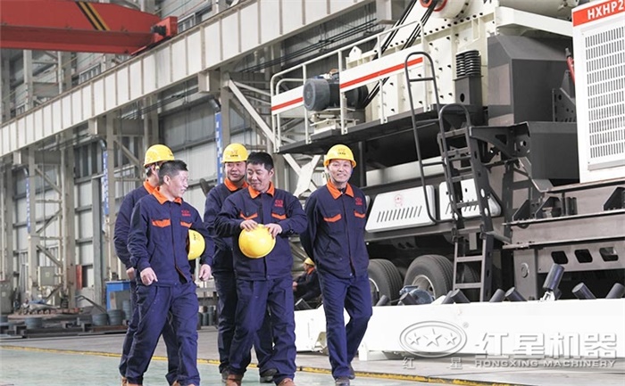 流動破碎石頭機生產(chǎn)車間 流動破碎石頭機生產(chǎn)車間