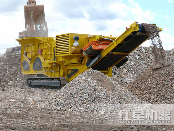 山東履帶液壓移動破碎機現(xiàn)場，油電混合作業(yè)，占地面積小