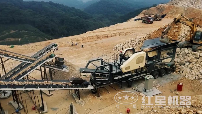 移動破碎站生產(chǎn)現(xiàn)場:移動顎破機(jī) 移動破碎站生產(chǎn)現(xiàn)場:移動顎破機(jī)