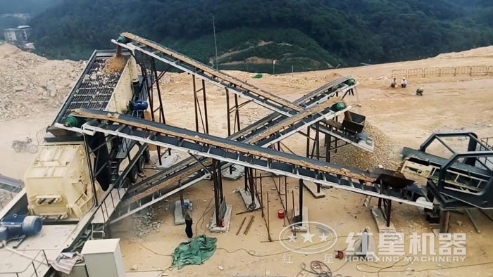 移動破碎站生產(chǎn)現(xiàn)場:移動反擊破 移動破碎站生產(chǎn)現(xiàn)場:移動反擊破
