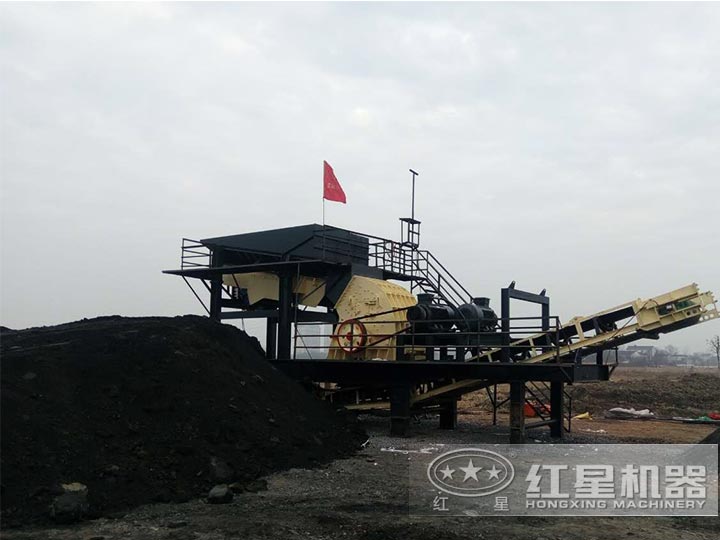 大型流動(dòng)式錘式打砂機(jī)現(xiàn)場(chǎng)生產(chǎn)，有效生產(chǎn)