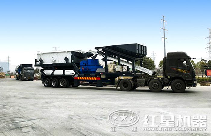 石頭移動(dòng)制砂機(jī)，車頭拉著，移動(dòng)行走，邊走邊碎
