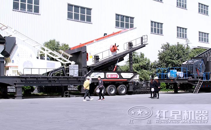 客戶考察紅星移動鵝卵石破碎機(jī)廠區(qū) 客戶考察紅星移動鵝卵石破碎機(jī)廠區(qū)