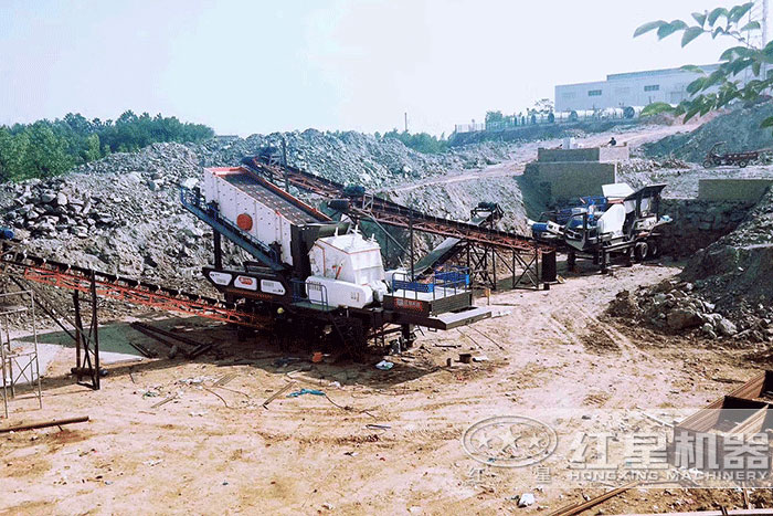 移動(dòng)石子生產(chǎn)設(shè)備搭載反擊式破碎機(jī)、顎式破碎機(jī)